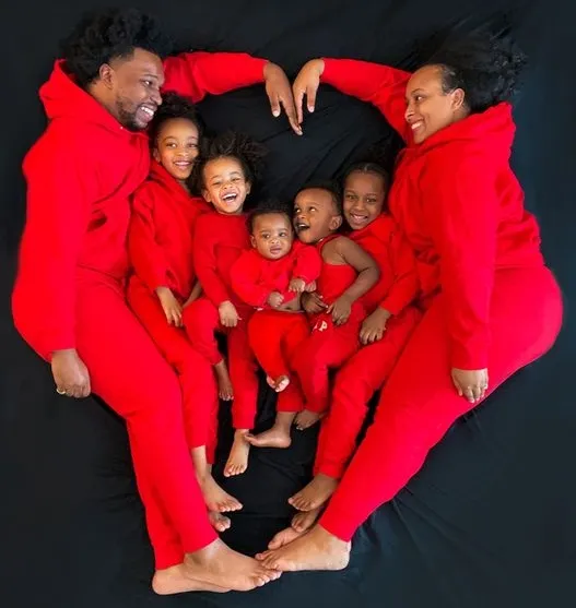 Large family valentine’s day photoshoot idea