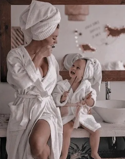 mom-daughter-Bathroom-mini-session